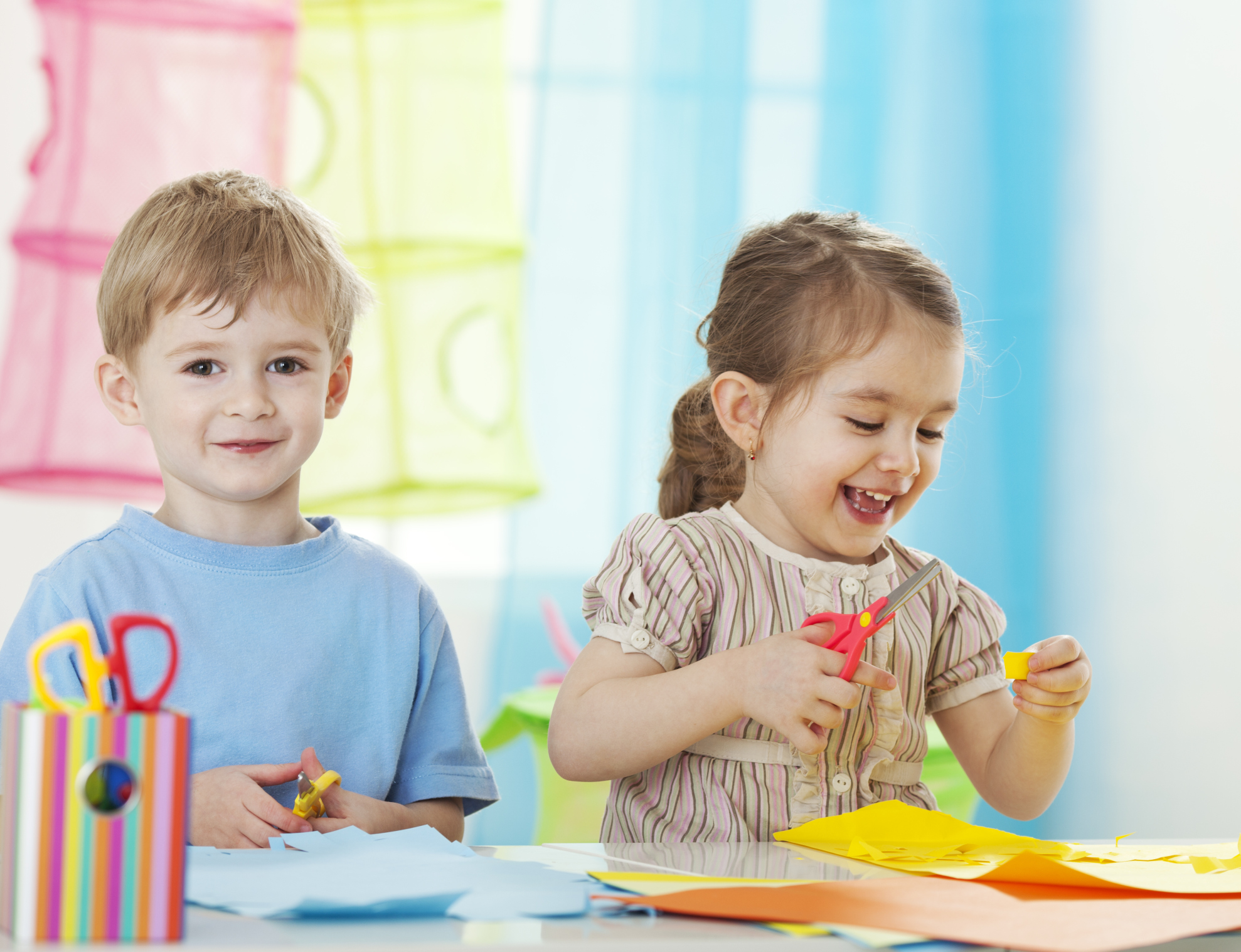 preschoolers doing crafts 