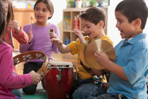 Children playing music 