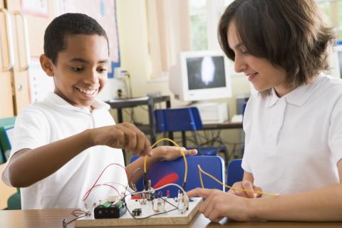 Kids doing a STEAM project together